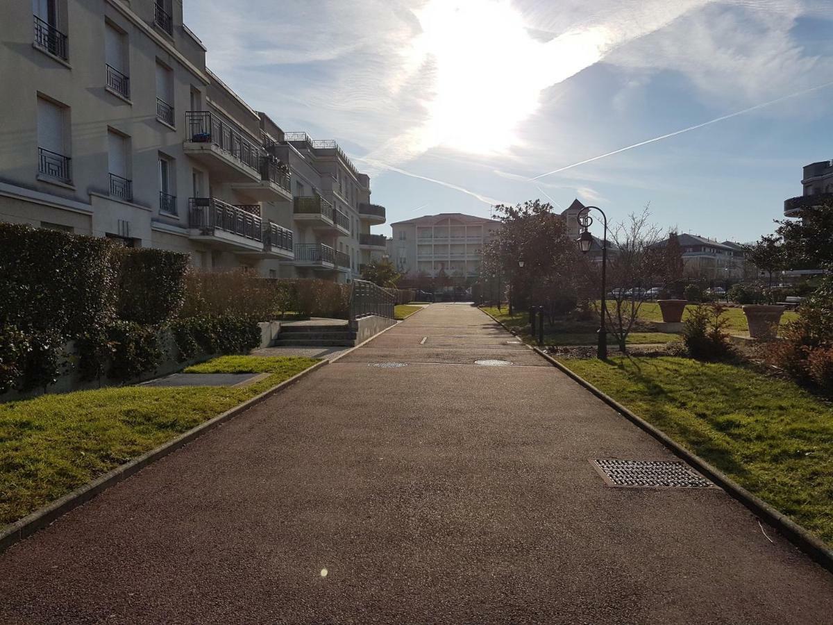 Appartement Avec Rez De Jardin A Disneyland Монтеврен Екстер'єр фото